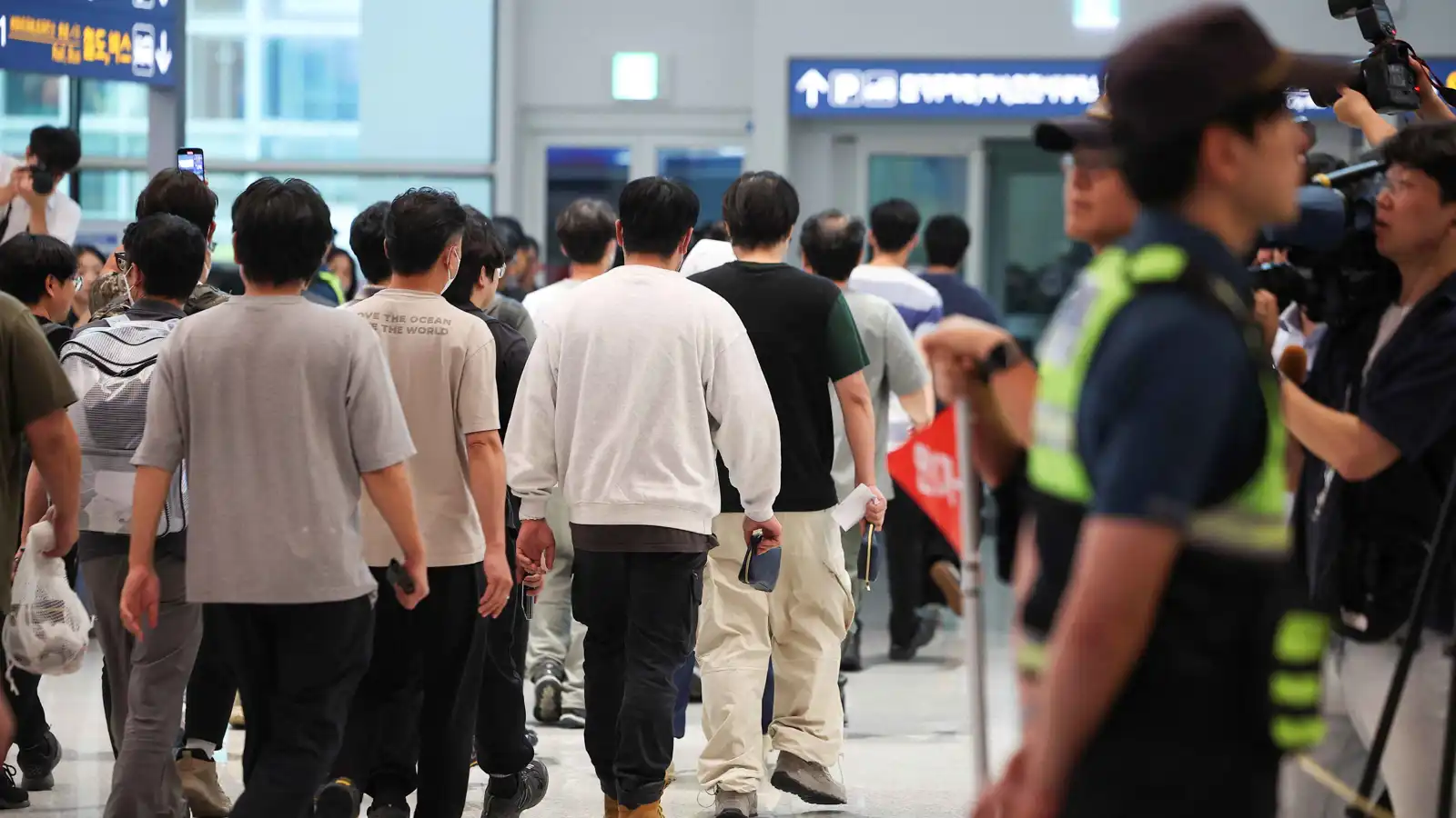 عودة عمال كوريا الجنوبية إلى موطنهم بعد إفراج واشنطن عنهم (فيديو)