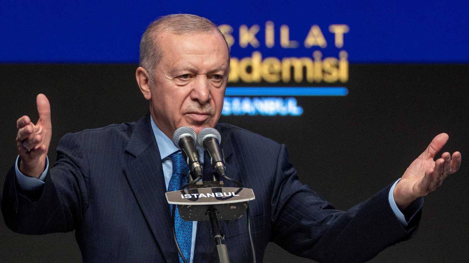 صورة تثير الجدل.. هل غيّر أردوغان تحالفاته السياسية في تركيا؟