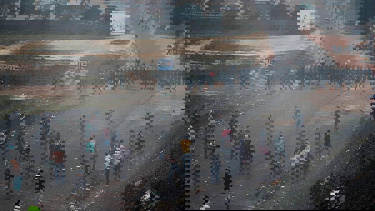 بسبب الانفلات الأمني.. شاحنتا مساعدات تعودان لكولومبيا من فنزويلا