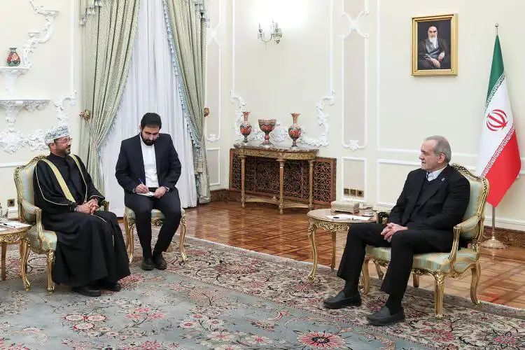 الرئيس الإيراني مسعود بزشكيان ووزير الخارجية العماني بدر البوسعيدي