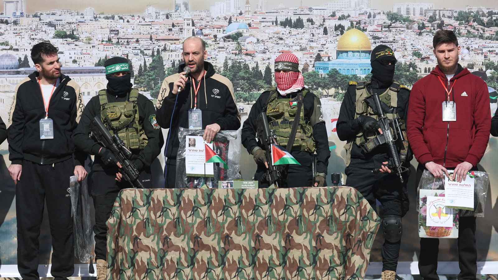 غزة.. مراسم تسليم الرهائن الإسرائيليين الثلاثة في خان يونس (فيديو)