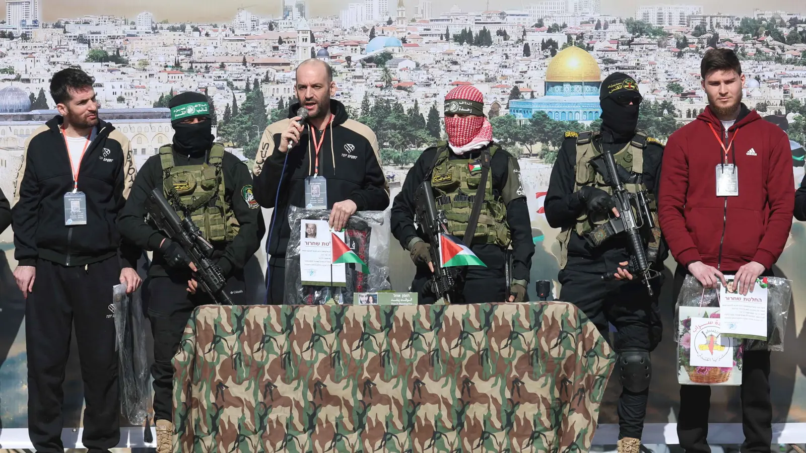 غزة.. مراسم تسليم الرهائن الإسرائيليين الثلاثة في خان يونس (فيديو)