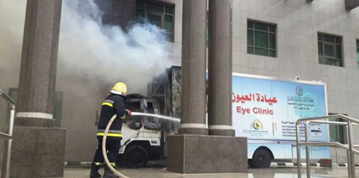 بالصور.. نيران حريق تأكلُ مستشفى صامطة في جازان جنوب السعودية