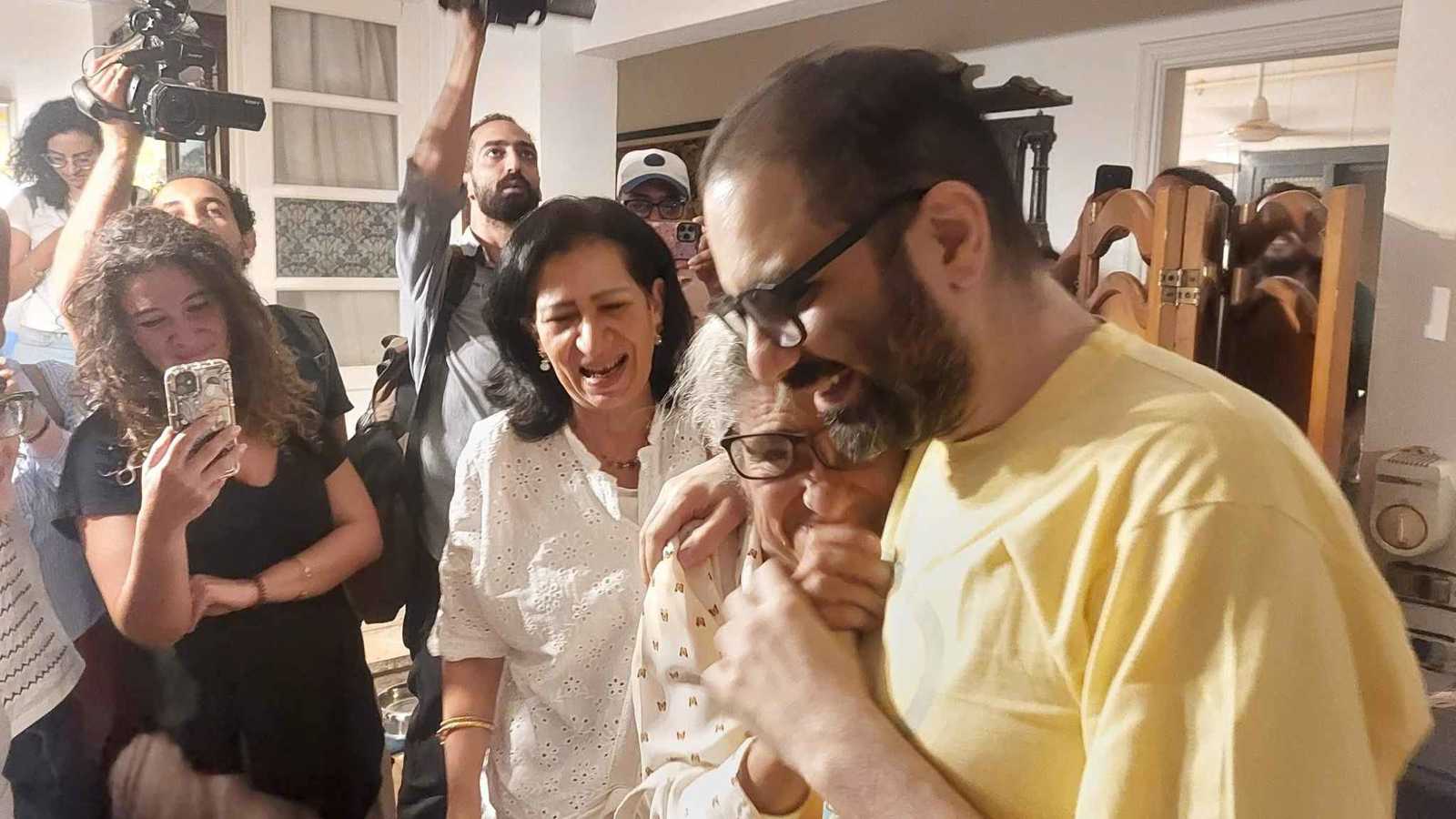 الإفراج عن الناشط السياسي المصري علاء عبد الفتاح (صور)