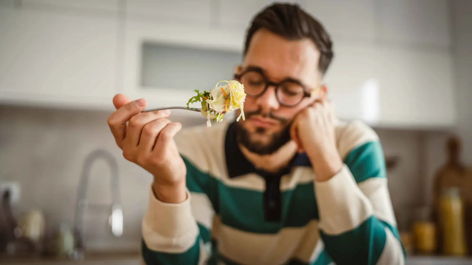 تقليل السعرات الحرارية يسرق منك السعادة