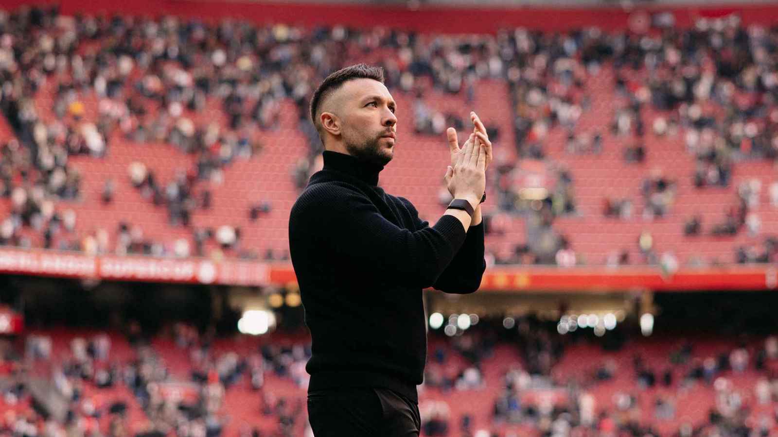 مشهد مؤثر لبكاء مدرب أياكس الهولندي قبل إقالته بسبب خسارة الدوري (فيديو)