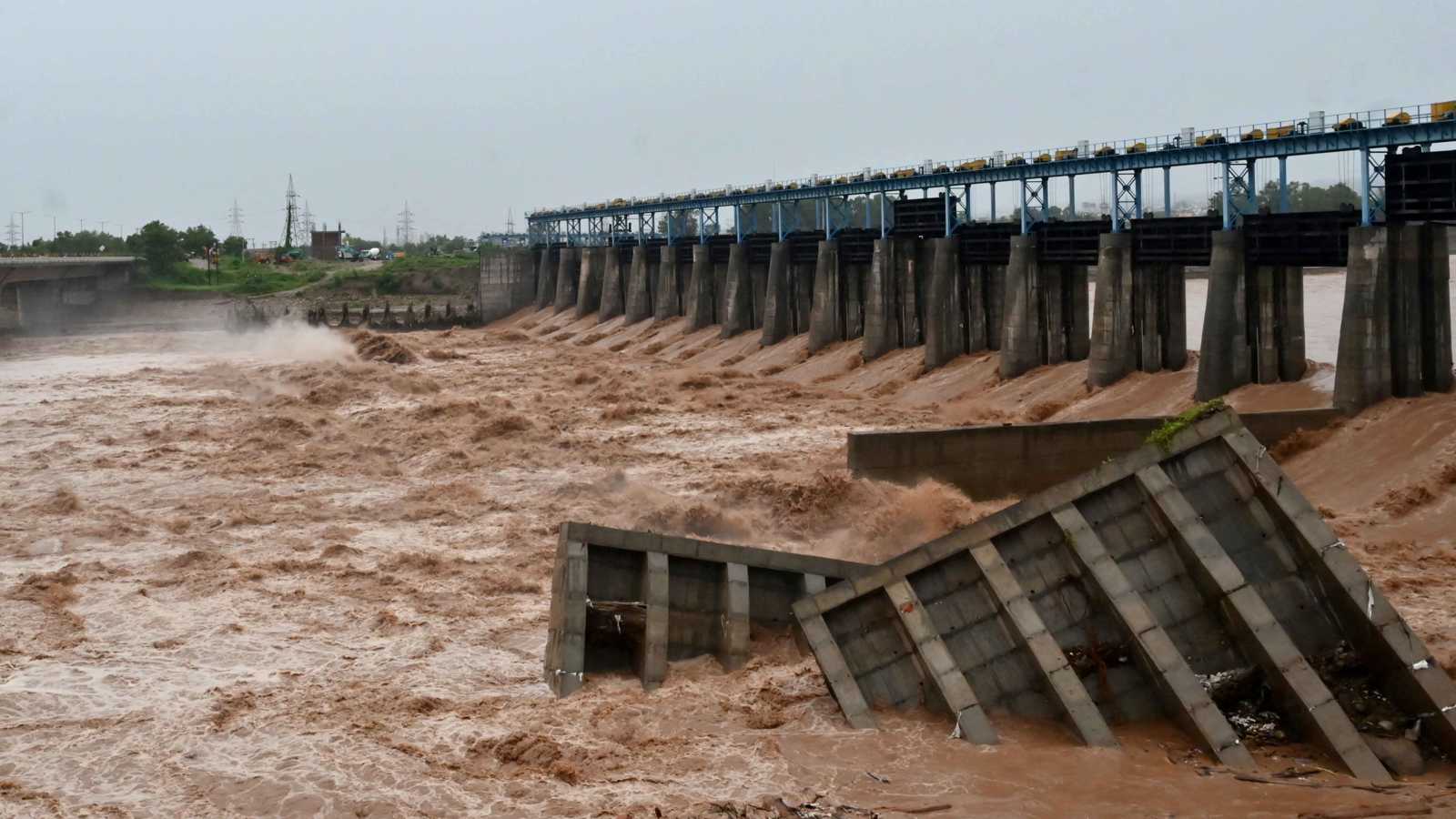 30 قتيلا إثر أمطار أدت لانهيار أرضي بشمال الهند (فيديو)