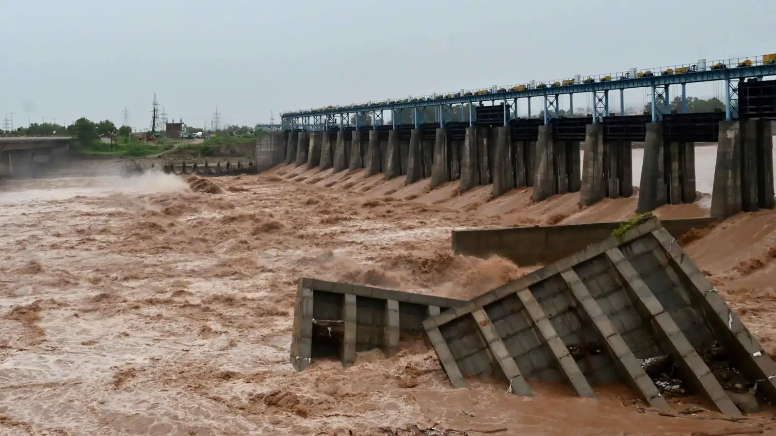 30 قتيلا إثر أمطار أدت لانهيار أرضي بشمال الهند (فيديو)