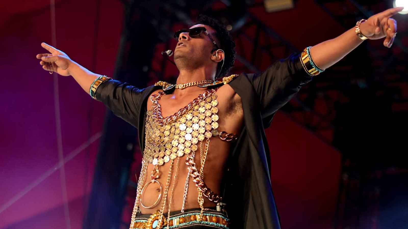 أبرزها بدلة رقص محمد رمضان.. إطلالات صادمة بمهرجان "كوتشيلا"