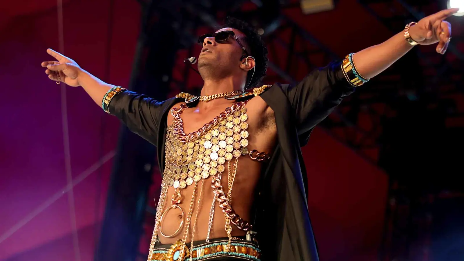 أبرزها بدلة رقص محمد رمضان.. إطلالات صادمة بمهرجان "كوتشيلا"