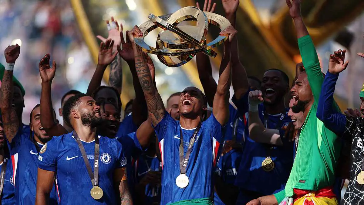 بطل كأس العالم للأندية: "أمي ضحت بوجبة كل يوم كي لا أجوع"