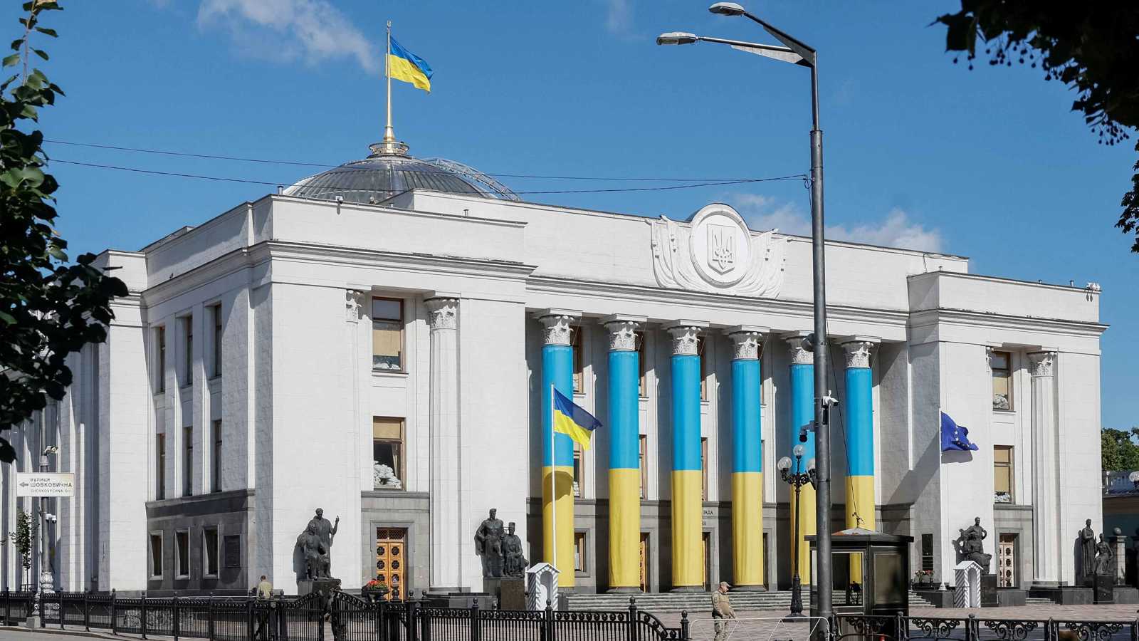 "نواب الرشوة".. "مكافحة الفساد" الأوكرانية تحاول مداهمة البرلمان