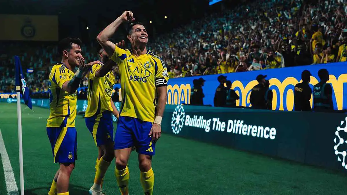 مارادونا لا يقارن فيك.. إعلامي سعودي يتغنى برونالدو (صورة)