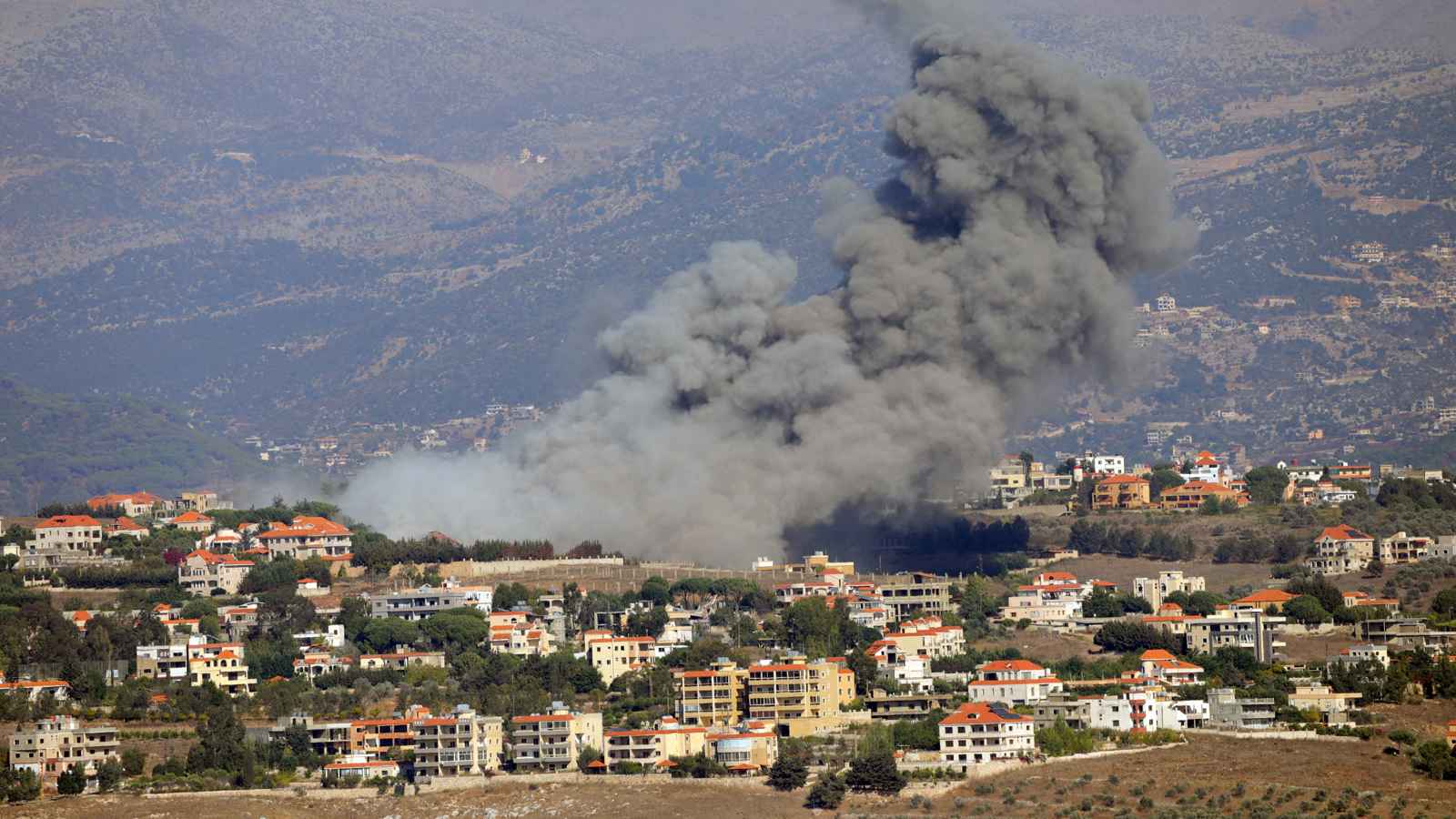 خبراء: إسرائيل تريد "غزة ثانية" في الجنوب.. وإيران باعت حزب الله