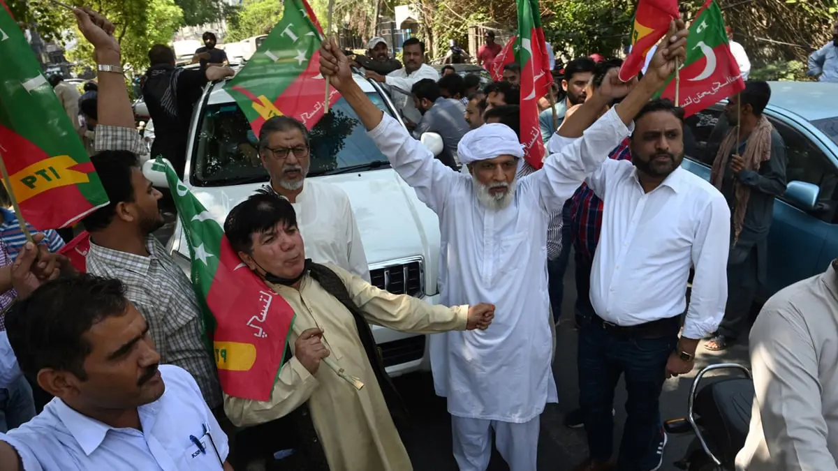 قبل مظاهرة مرتقبة.. الشرطة الباكستانية تعتقل المئات من أنصار عمران خان