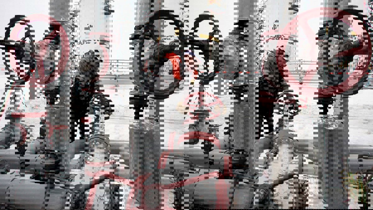 هبوط النفط وإغلاقات الصين تغطي على مقترح أوروبي لحظر الخام الروسي