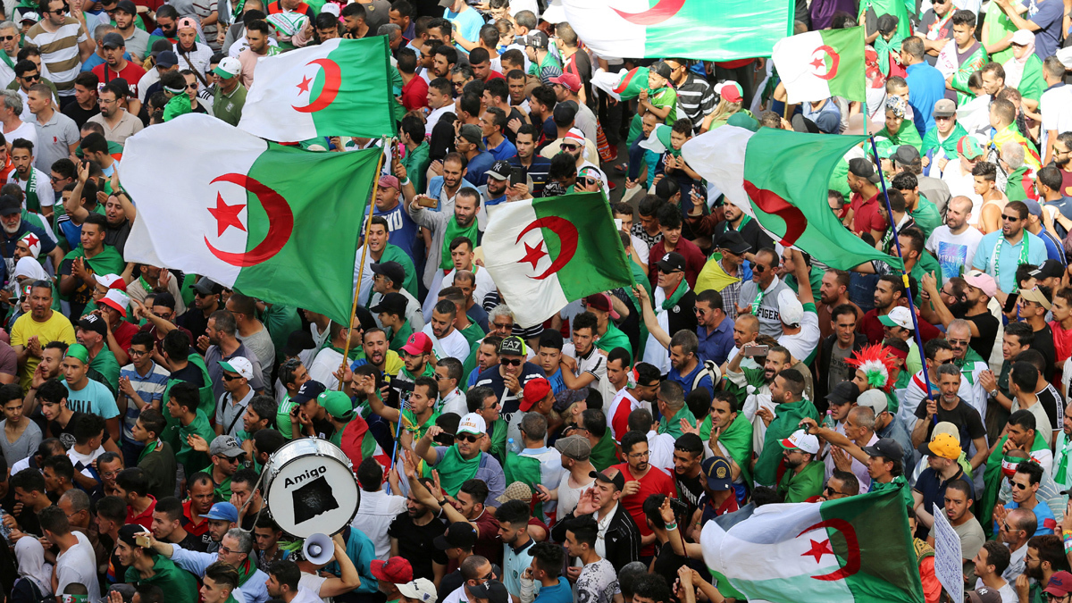 الجزائر تحتفل باستقلالها دون بوتفليقة.. كيف تغيرت حال البلاد بعد 20 عامًا من حكمه؟