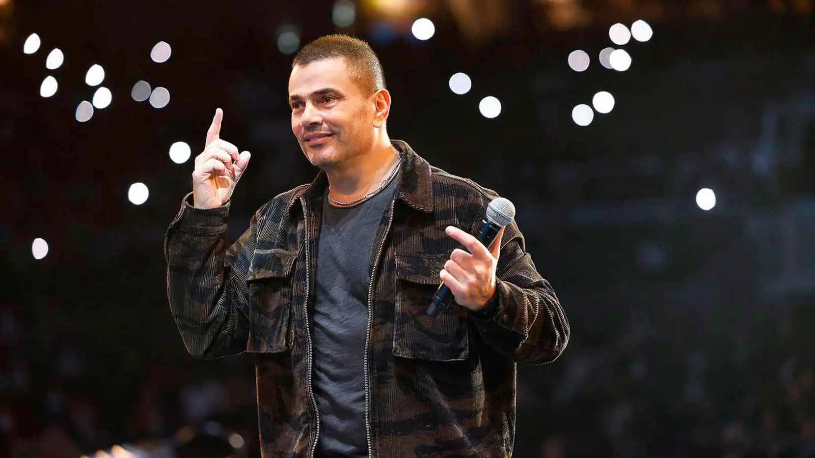 صورتان نادرتان لعمرو دياب في منزل عبد الحليم حافظ.. ما قصتهما؟