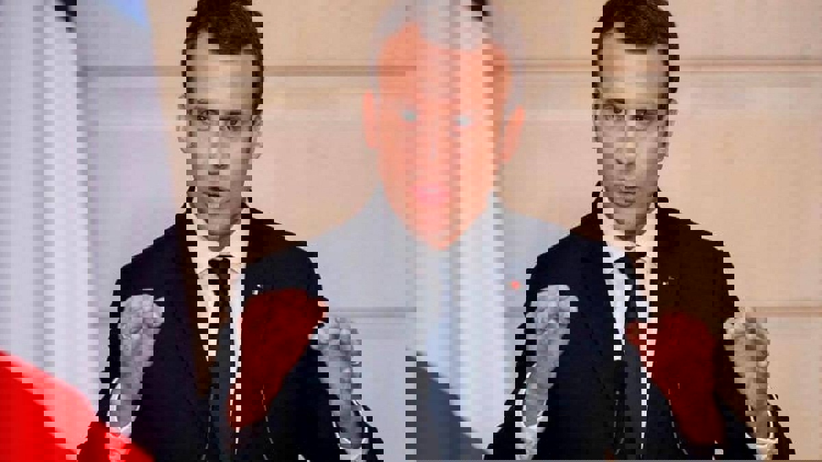 ماكرون يدعو السلطات الجزائرية إلى "حوار" مع الشعب