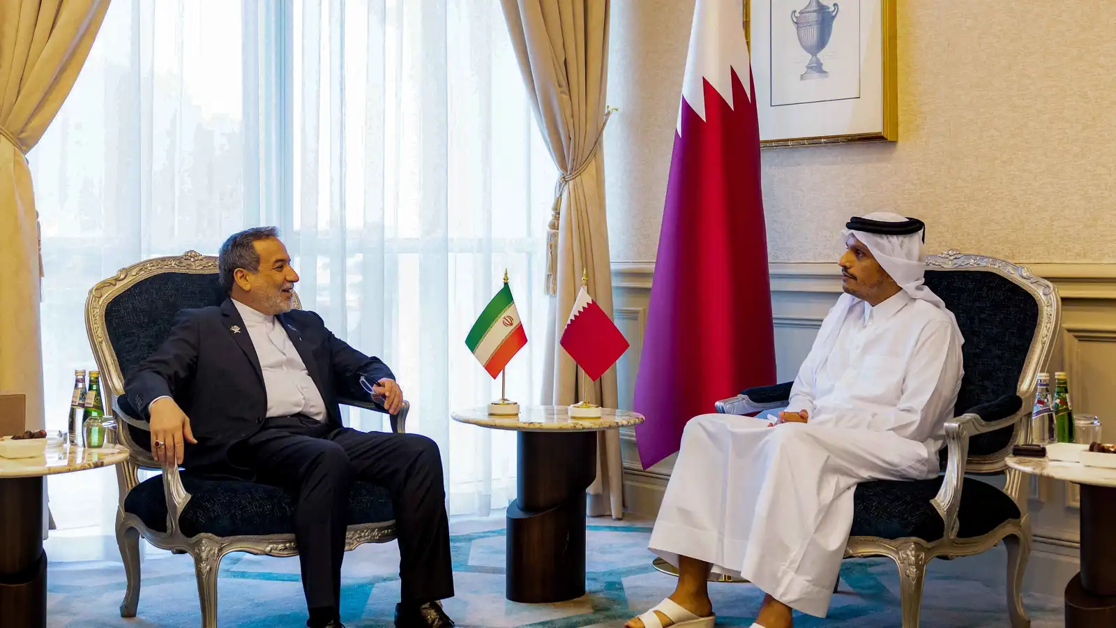 وزير الخارجية القطري يؤكد لنظيره الإيراني ضرورة حرية الملاحة