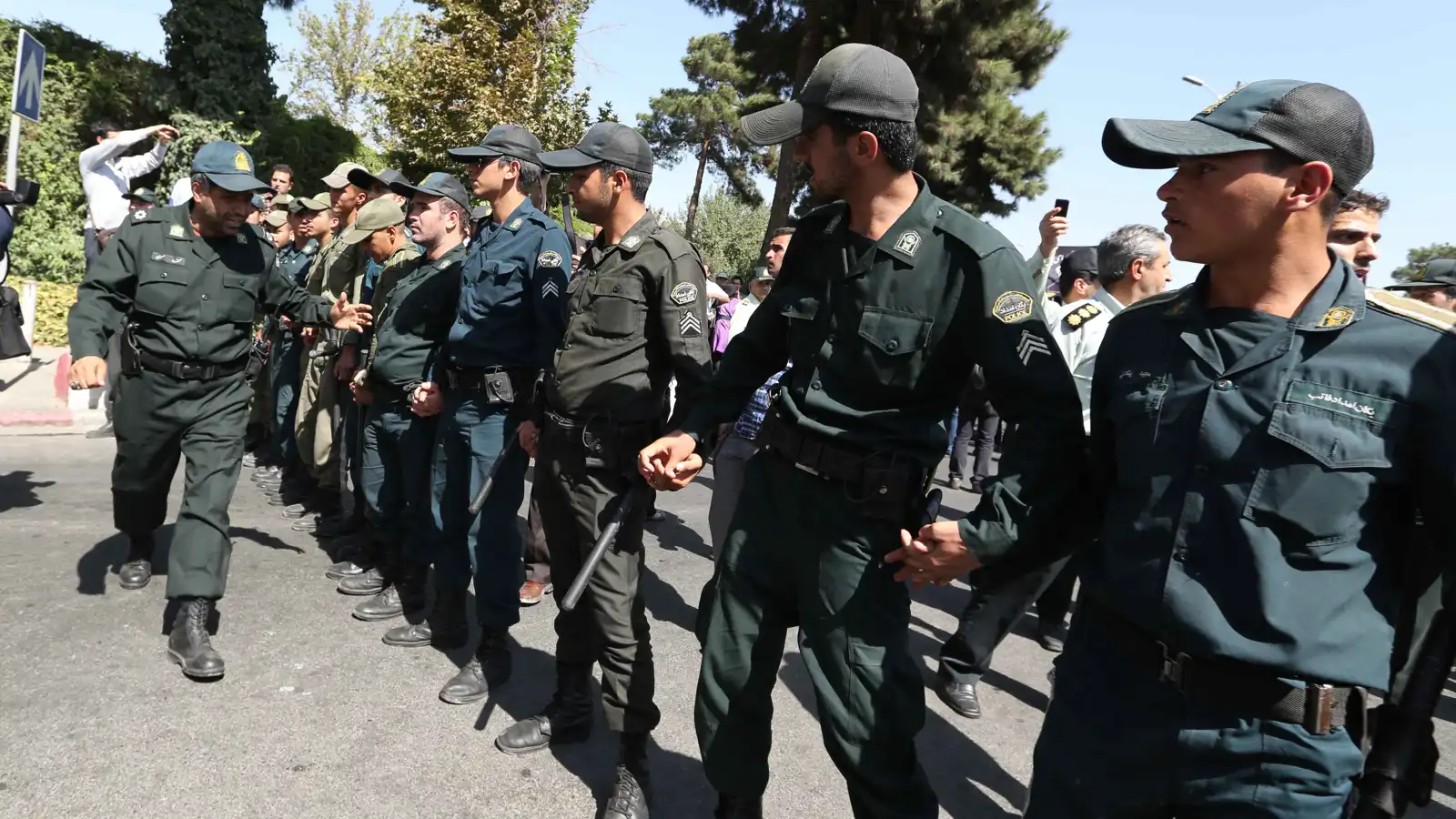 قناة معارضة: السلطات الإيرانية تفرض الأحكام العرفية في أنحاء البلاد