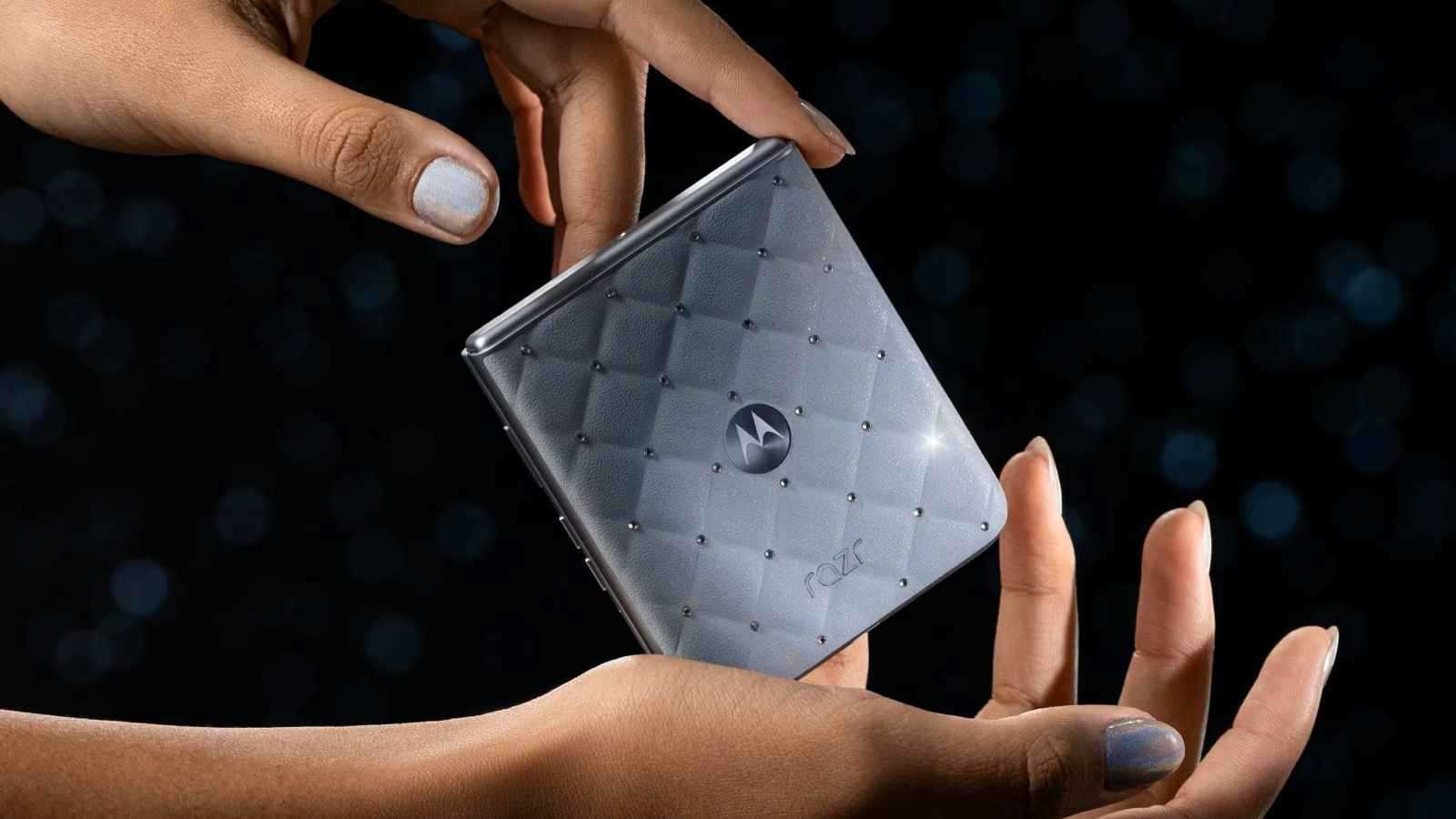 لقاء التكنولوجيا بالفخامة.. هاتف مرصع بالكريستال من "موتورولا"