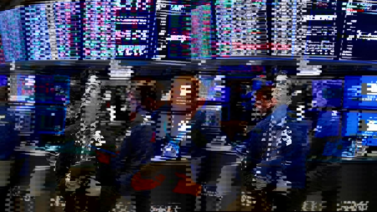 "وول ستريت" تفتح على تراجع مع تجدد مخاوف التضخم