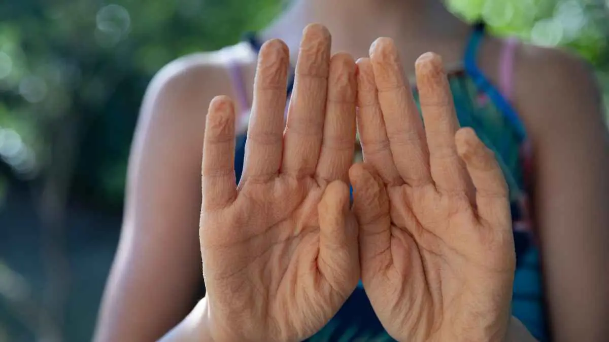 تجاعيد الأصابع بالماء تتبع نمطا ثابتا.. وهذه فائدتها الخفية