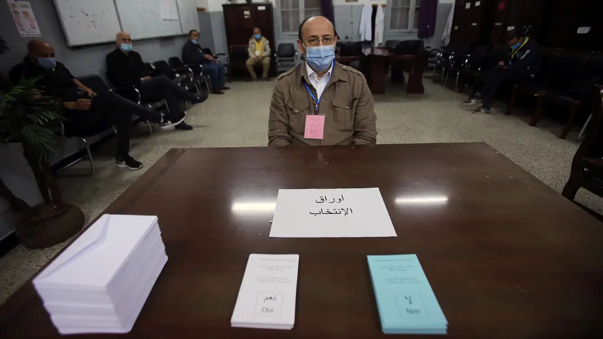 الجزائر تغلق مراكز الاقتراع بعد استفتاء على تعديل الدستور شهد عزوفًا لافتًا