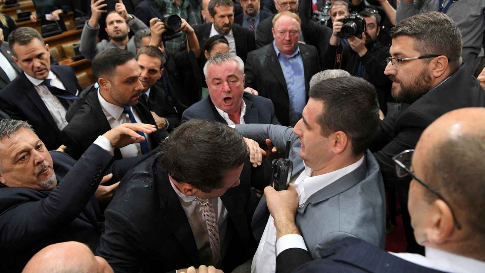 جلسة عاصفة واشتباكات بين النواب في البرلمان الصربي (فيديو)