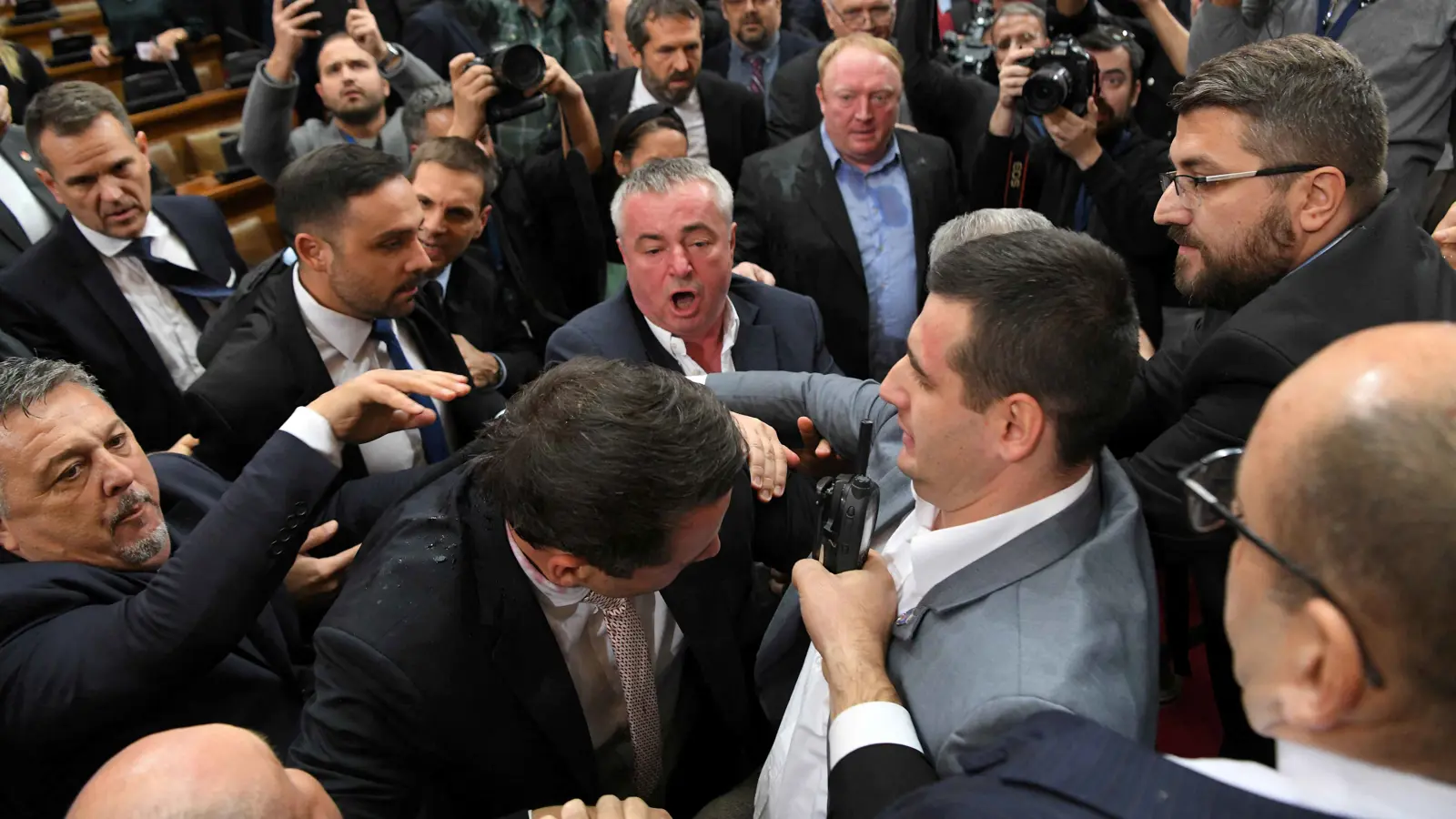 جلسة عاصفة واشتباكات بين النواب في البرلمان الصربي (فيديو)