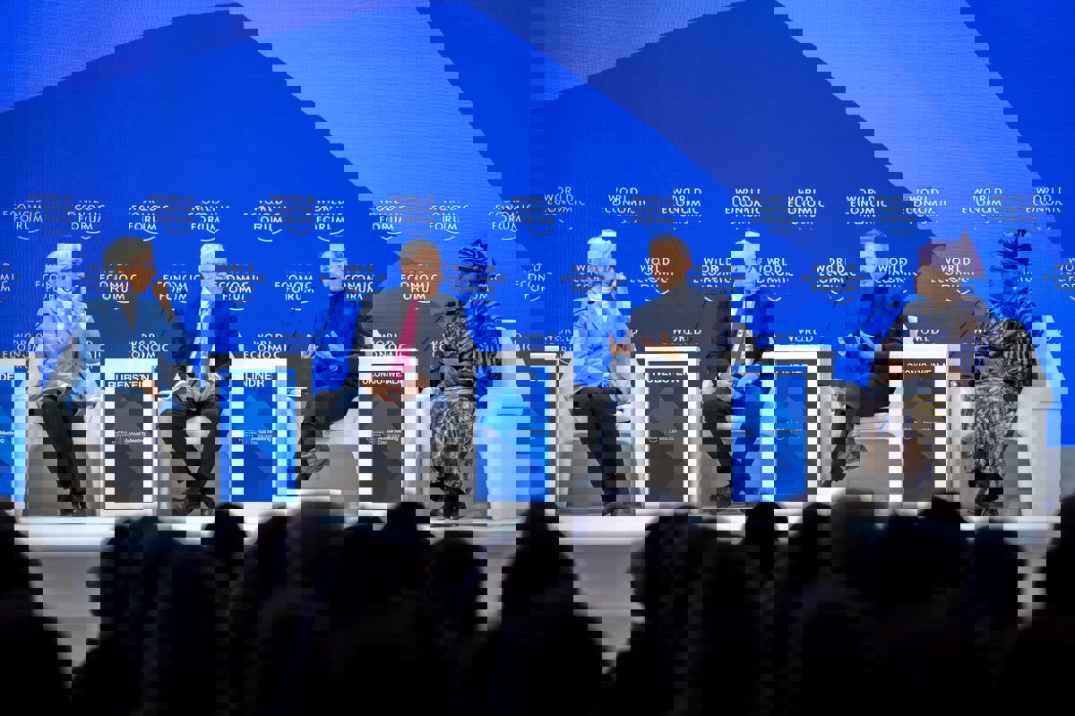 زعيمة قبيلة تنفخ على وجوه متحدثين في "دافوس" (فيديو)