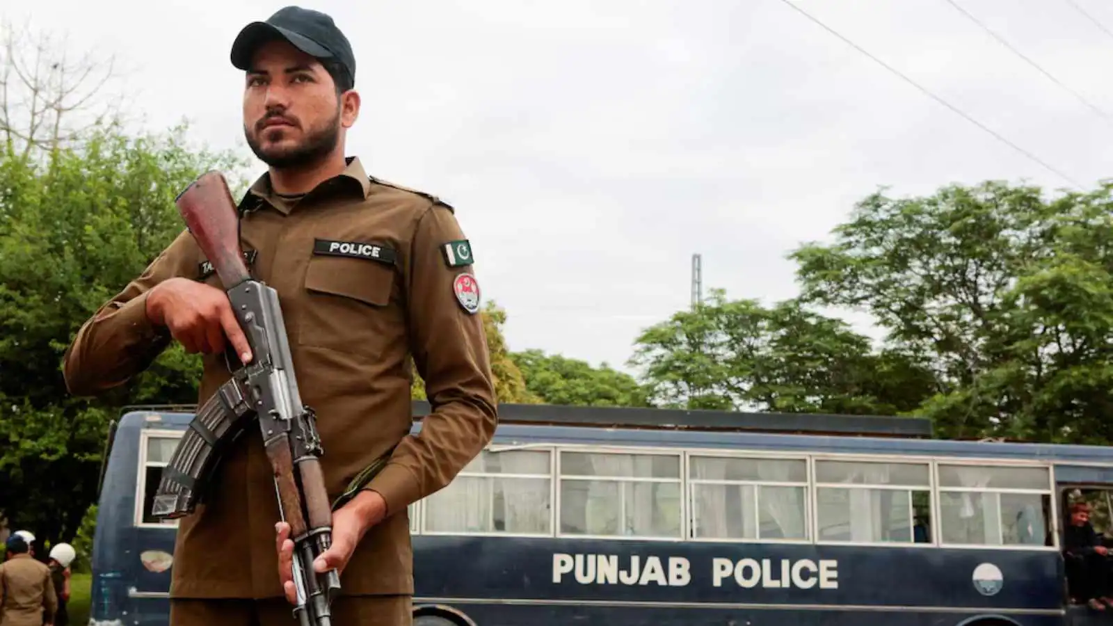 شرطة باكستانية على الطريق المؤدية إلى فندق سيرينا