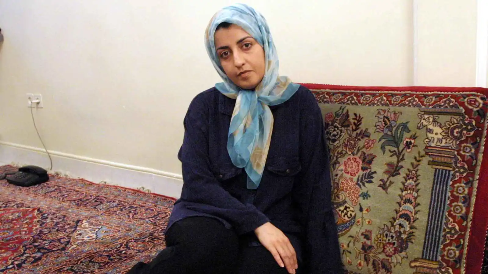 حائزة على جائزة نوبل.. ناشطة تبدأ إضراباً عن الطعام داخل سجن إيراني