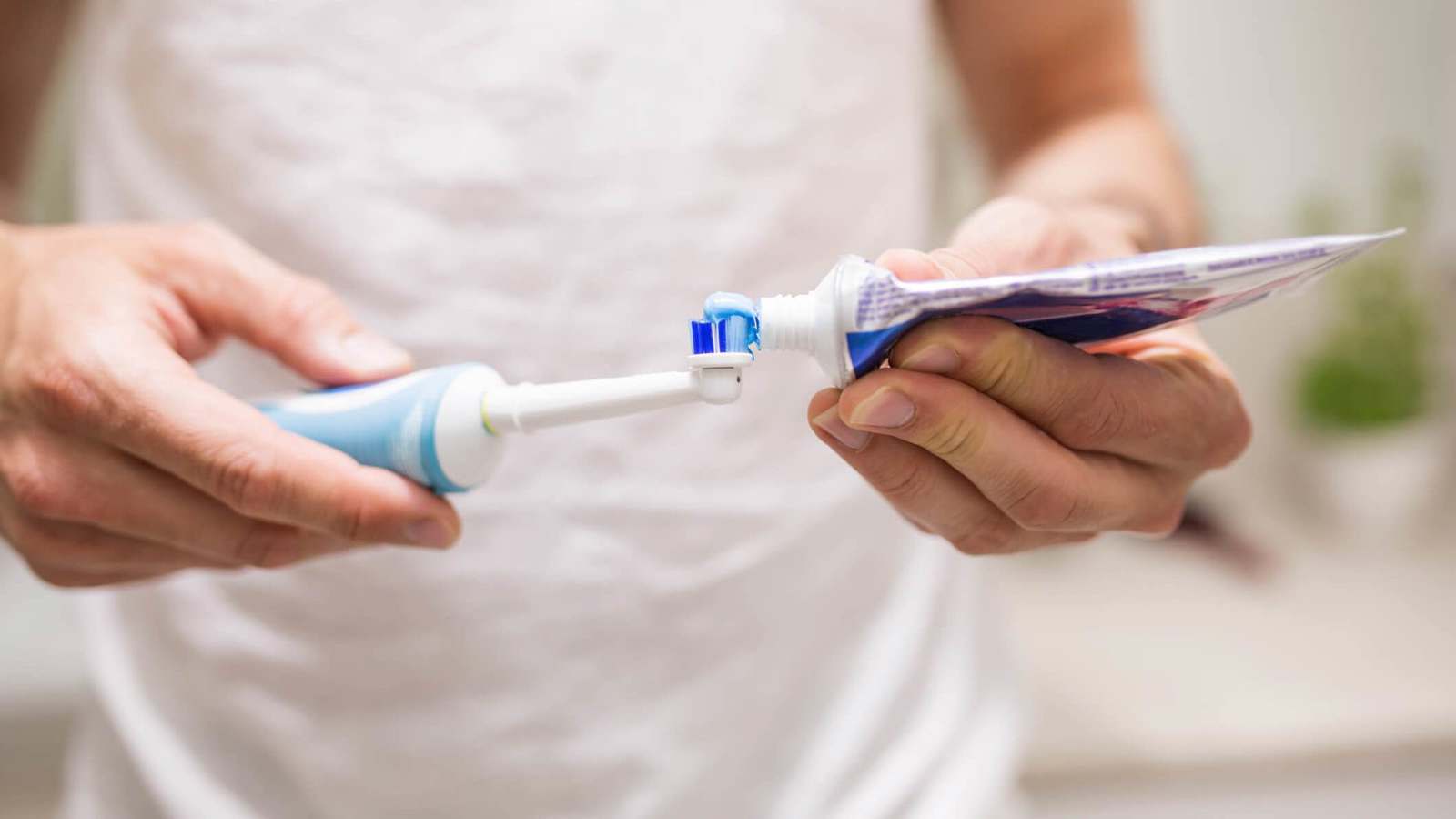 طبيب يحذر من إهمال تنظيف الأسنان قبل النوم (فيديو)