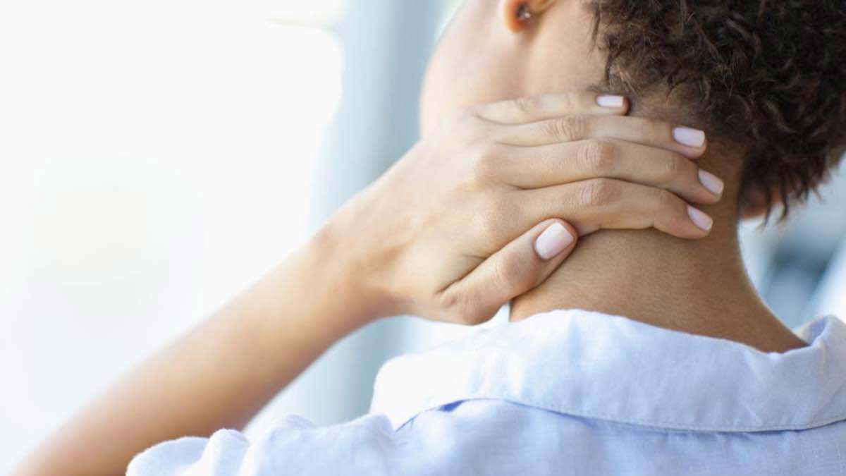 "طقطقة الرقبة".. عادة شائعة تجنبوها (فيديو)