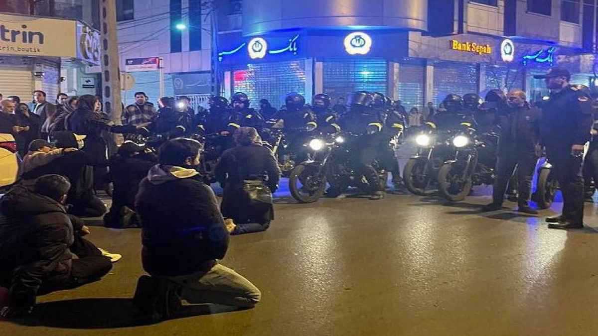 أسلحة وعبوات ناسفة.. احتجاجات إيران تدخل مرحلة حرجة (فيديو)