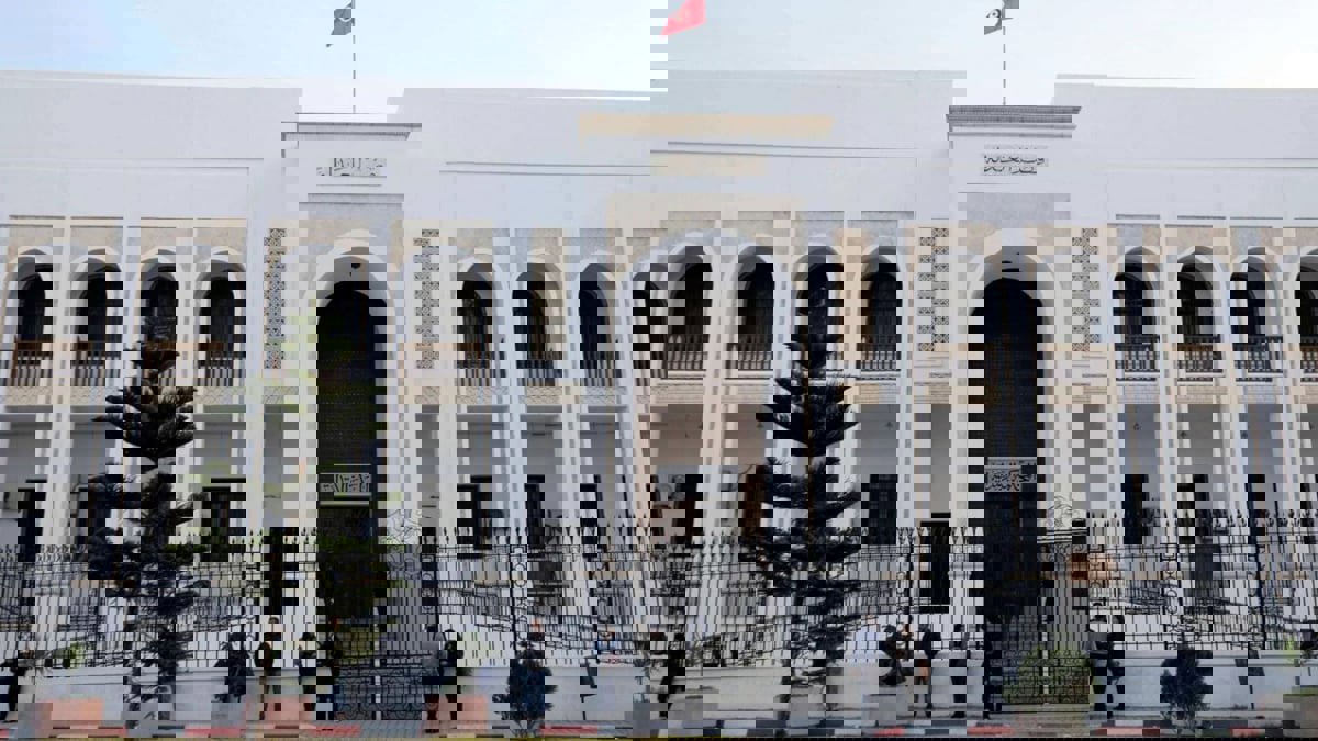 القضاء التونسي يحقق مع قيادات نقابية بارزة بتهمة تمويل مشبوه لأحزاب سياسية