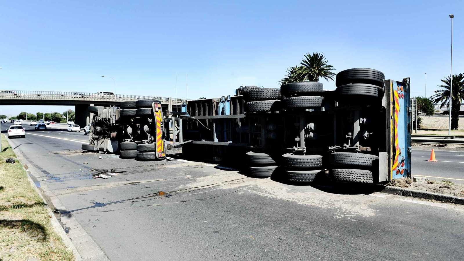 انقلاب "شاحنة بصل" يثير مفاجأة على طريق حمص دمشق (فيديو)