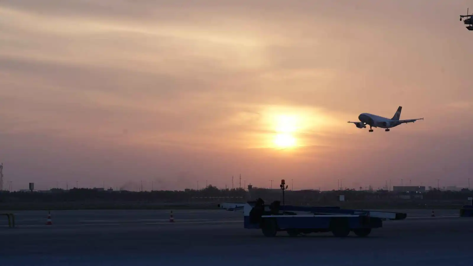 العراق .. صراع حزبي يهدد مطار النجف بالتوقف عن العمل