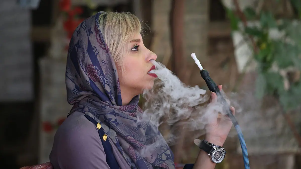 إغلاق 3 مقاهٍ في إيران لاستقبالها نساء غير محجبات