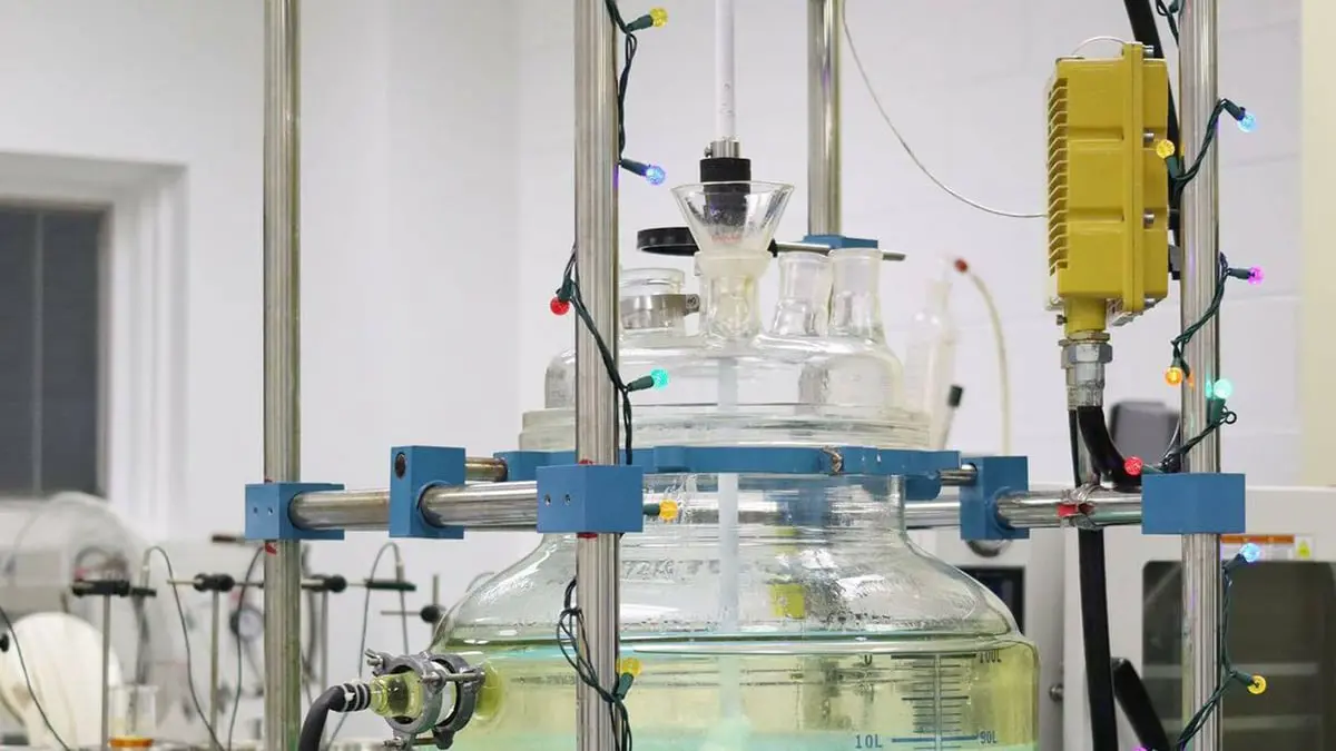 أول وقود كهربائي قابل لإعادة الشحن للسيارات الكهربائية