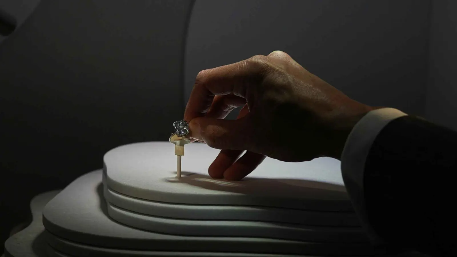 قيمتها 20 مليون دولار.. عرض ماسة نادرة في أبوظبي (صور)