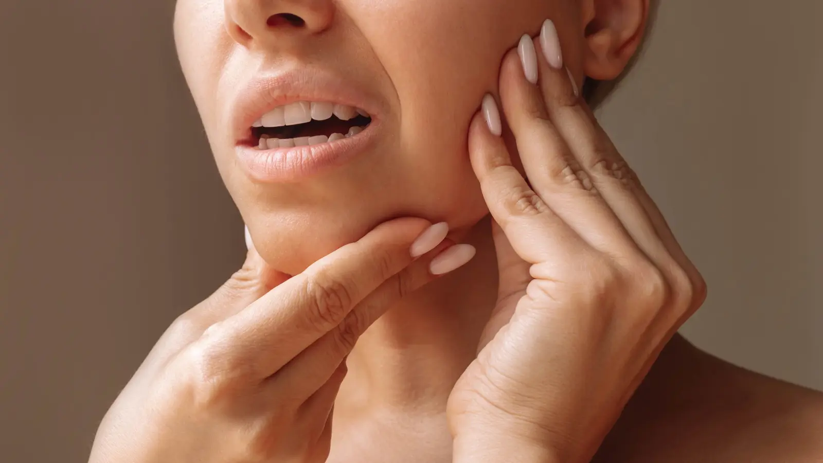 علامات تحذيرية في فمك قد تشير إلى نقص هذا الفيتامين