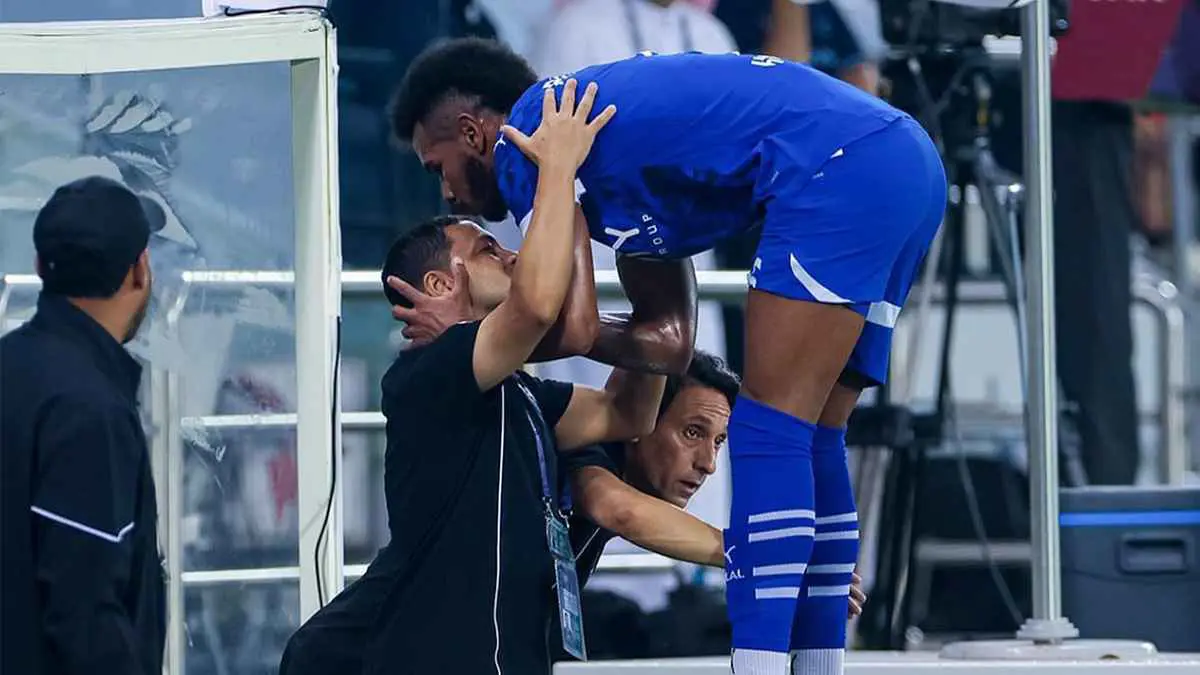 ألف معنى ومعنى.. سر قبلة البليهي على رأس الشلهوب (فيديو)