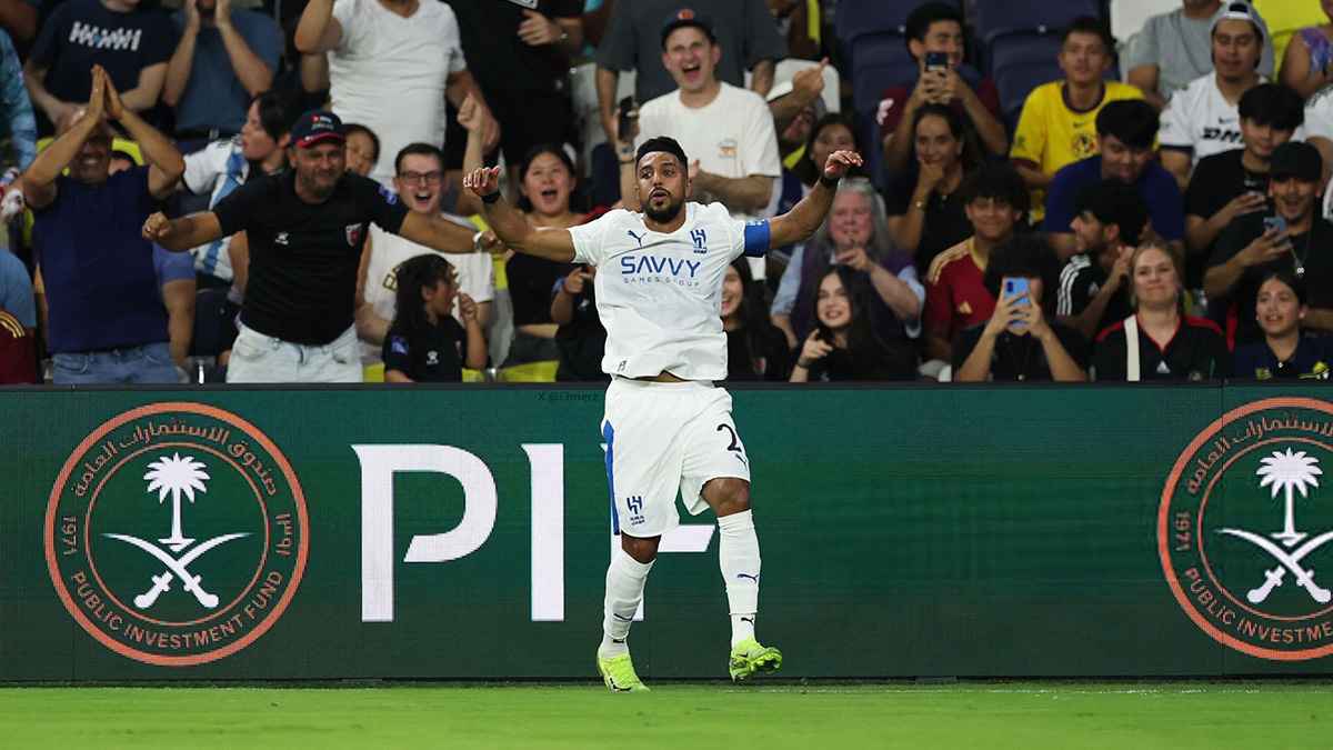 ماذا حقق ليكون الأفضل في آسيا؟.. أسطورة النصر يصدم سالم الدوسري (فيديو)