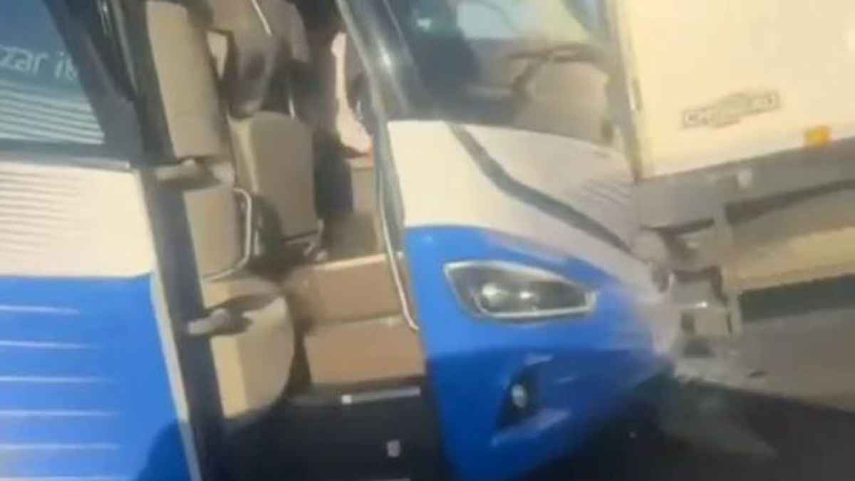 حافلة ريال مدريد تتعرض لحادث على الطريق السريع (فيديو)