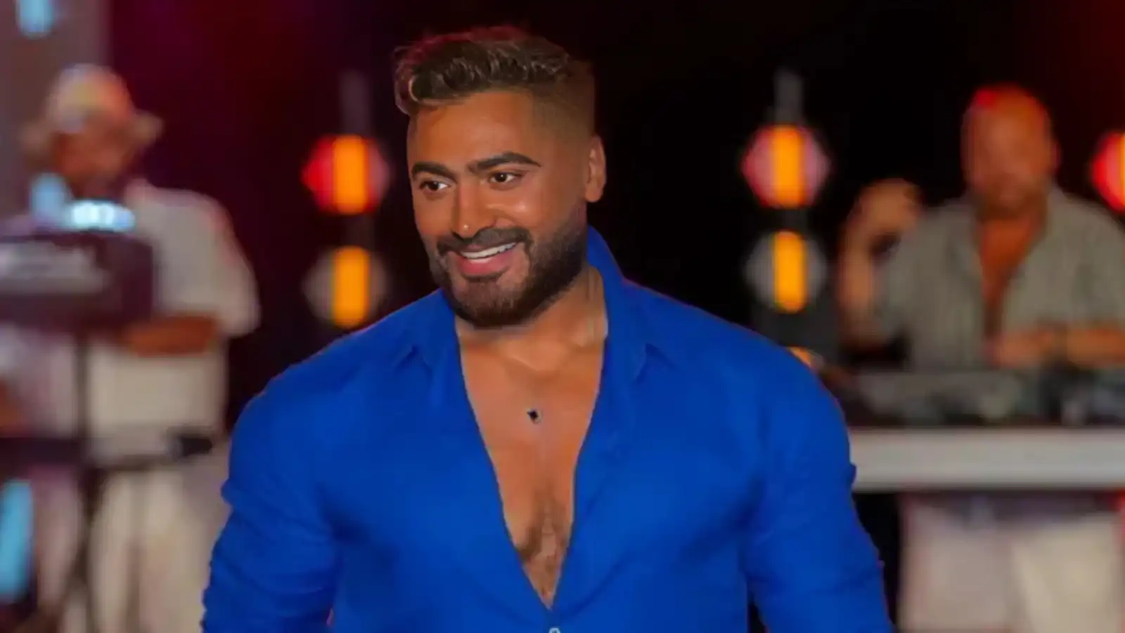 تامر حسني يوضح حقيقة تعرضه لخطأ طبي بعد "جراحة الكلى"