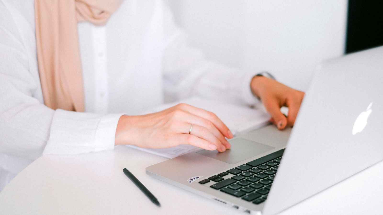 كيف تمنع التشغيل التلقائي لجهاز "ماك بوك" عند فتحه؟