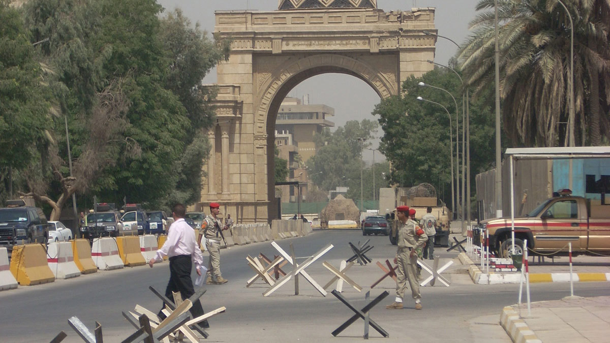 سقوط صاروخ قرب السفارة الأمريكية في المنطقة الخضراء المحصنة وسط بغداد 